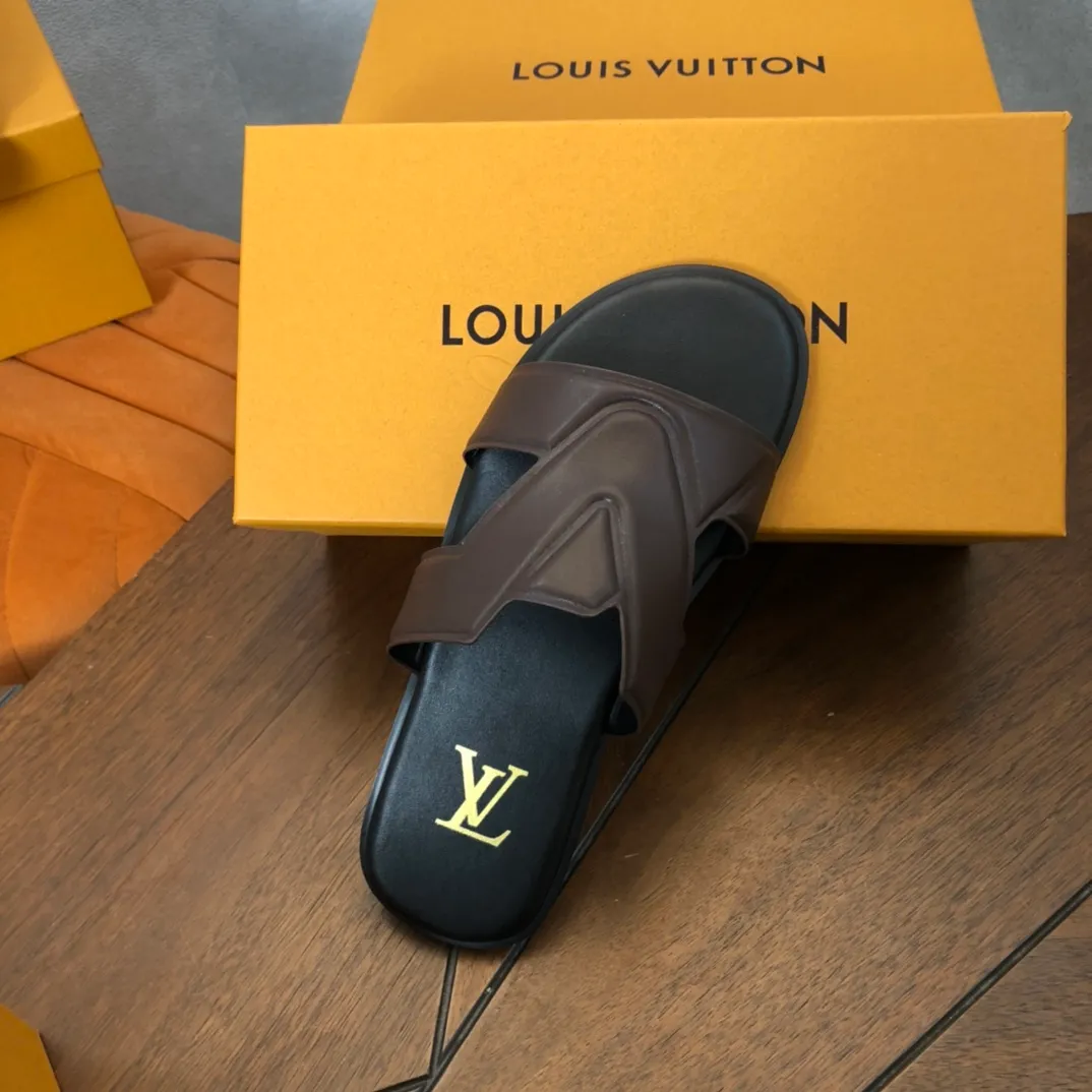 Factory price: 270💰LV counters are selling new brand luxury men's slippers, casual, loose and comfortable. The must-have model in the picture above [Happy][Happy], multiple colors available Size: 38-44, customized 45
